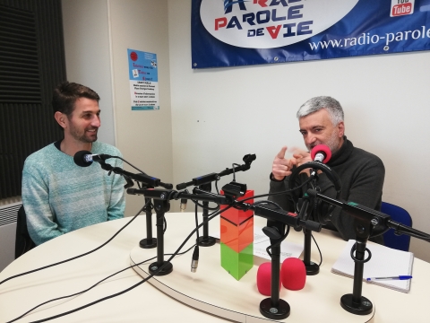 Micro trottoir, La radio, un outil utile à la jeunesse ? ww…