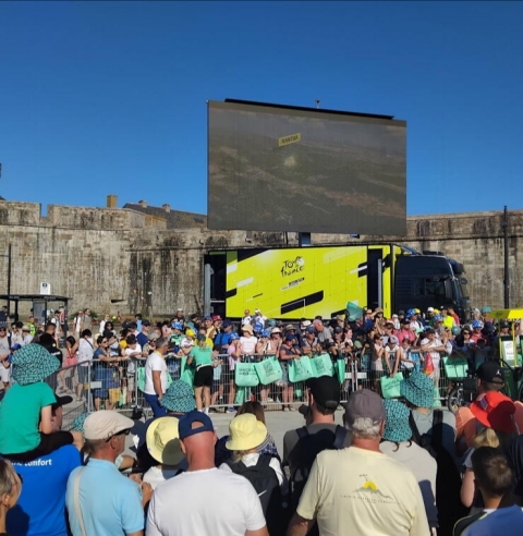  Village TOUR DE FRANCE - Au départ de Saint Malo - Réactions de spectateurs 